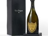 une bouteille de champagne devant une boîte noire