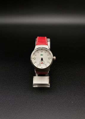 gros plan d'une montre sur une surface noire avec un fond noir