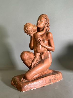 une statue de femme tenant un bébé dans ses bras