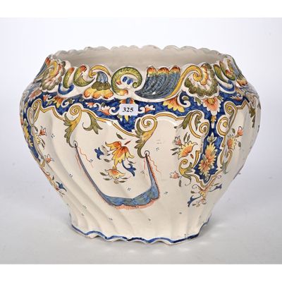 un vase avec un motif sur une surface blanche