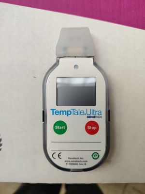 un petit appareil électronique posé sur le dessus d'une boîte