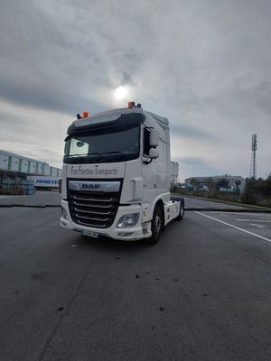un gros camion blanc qui roulait sur la route