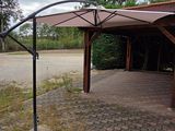 un parapluie posé au sommet d'un mât dans l'herbe