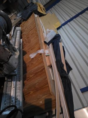une photo d'un camion avec beaucoup de choses à l'arrière