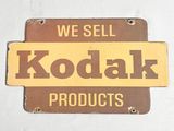 une affiche sur le mur indiquant que nous vendons des produits Kodak