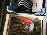 une boîte remplie d'outils posés sur le sol