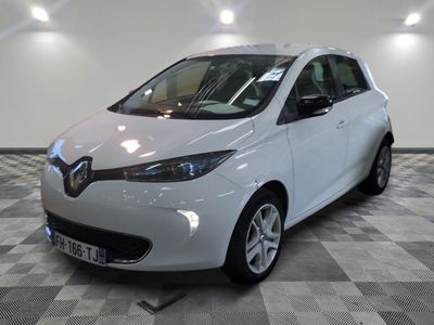une photo d'une voiture blanche dans un showroom