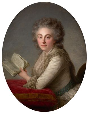 un portrait ovale représentant une femme tenant un livre dans la main droite