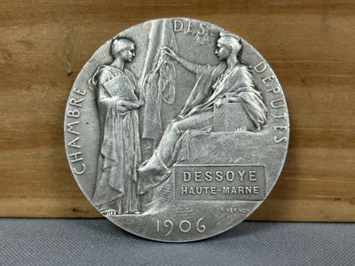gros plan d'une pièce d'argent sur laquelle figure une femme