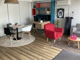 un salon avec deux fauteuils et une table