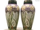 deux vases posés sur une table