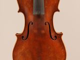 un vieux violon avec un archet accroché à son dos