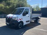 un camion blanc garé sur le parking