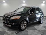 La Ford Escape de 2013 est garée dans le garage