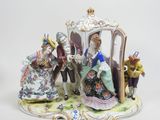 une figurine représentant un homme et une femme dans une calèche