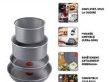 trois casseroles empilées les unes sur les autres sur une table