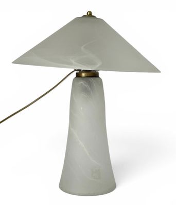 un gros plan d'une lampe de table équipée d'un abat-jour blanc