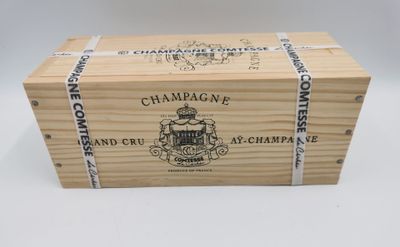 une boîte en bois vide sur laquelle est collée une étiquette de champagne