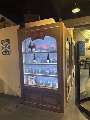4 armoires de présentation logotées My Beers éclairées par d… - Photo 1