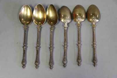 six cuillères sont alignées sur une table