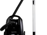 L'aspirateur noir et argent est à côté de l'aspirateur noir et argent