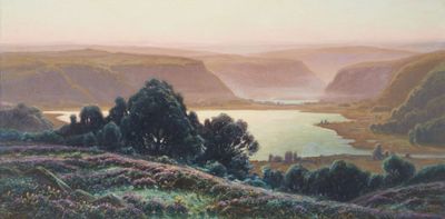 tableau représentant une vue sur une vallée avec un lac et des montagnes en arrière-plan