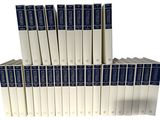 Les douze livres de la Bible sont alignés les uns à côté des autres