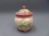 un petit pot muni d'un couvercle orné d'un motif floral