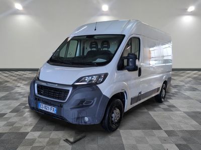 la photo d'une camionnette blanche garée dans une grande pièce