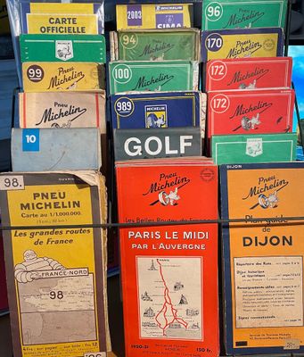 plusieurs boîtes de cigarettes sont empilées les unes sur les autres