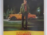 l'affiche du film « Le chauffeur de taxi », sur laquelle on voit un homme debout devant un taxi