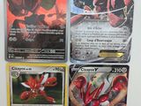 Quatre cartes Pokémon sont posées sur une table avec un fond blanc.