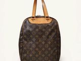 un sac à dos Louis Vuitton muni d'une poignée en cuir marron