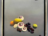 une peinture à l'huile représentant un panier de fruits posé sur une table