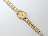 gros plan d'une montre-bracelet sur une surface blanche