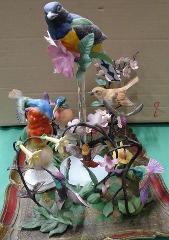 Un lot d’oiseaux en porcelaine et biscuit, certain avec support m...