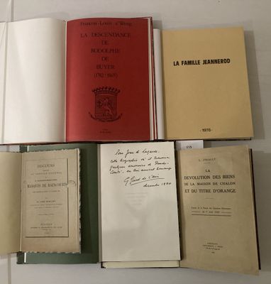 plusieurs livres sont empilés sur une table