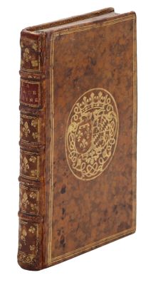 un vieux livre dont la couverture est ornée d'un motif décoratif