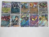 un tas de cartes pokemon posées sur une table