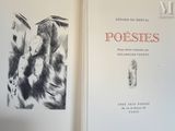 deux livres ouverts sur une table