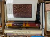plusieurs livres empilés dans une boîte
