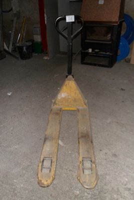 un chariot élévateur au milieu d'un garage