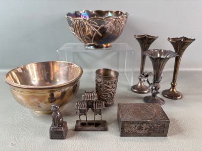 de nombreux objets en argent posés sur une table