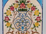 un carreau bleu et blanc sur lequel est représenté un vase de fleurs
