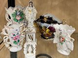 une vitrine en verre sur laquelle sont disposés de nombreux objets décoratifs