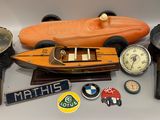 un petit bateau miniature et d'autres objets posés sur une table