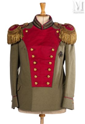 une photo d'un uniforme militaire sur un mannequin