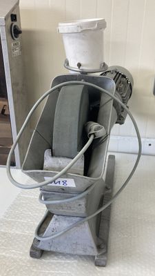 une machine équipée d'un godet