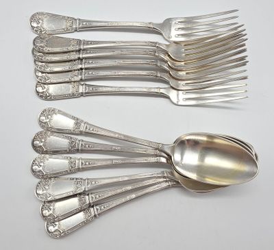 beaucoup de cuillères et de fourchettes en argent sur la table