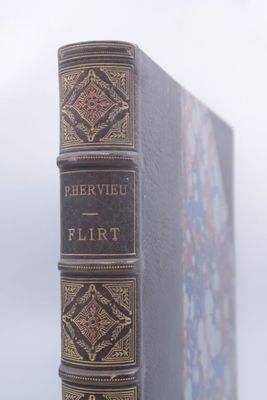 un livre posé sur une table